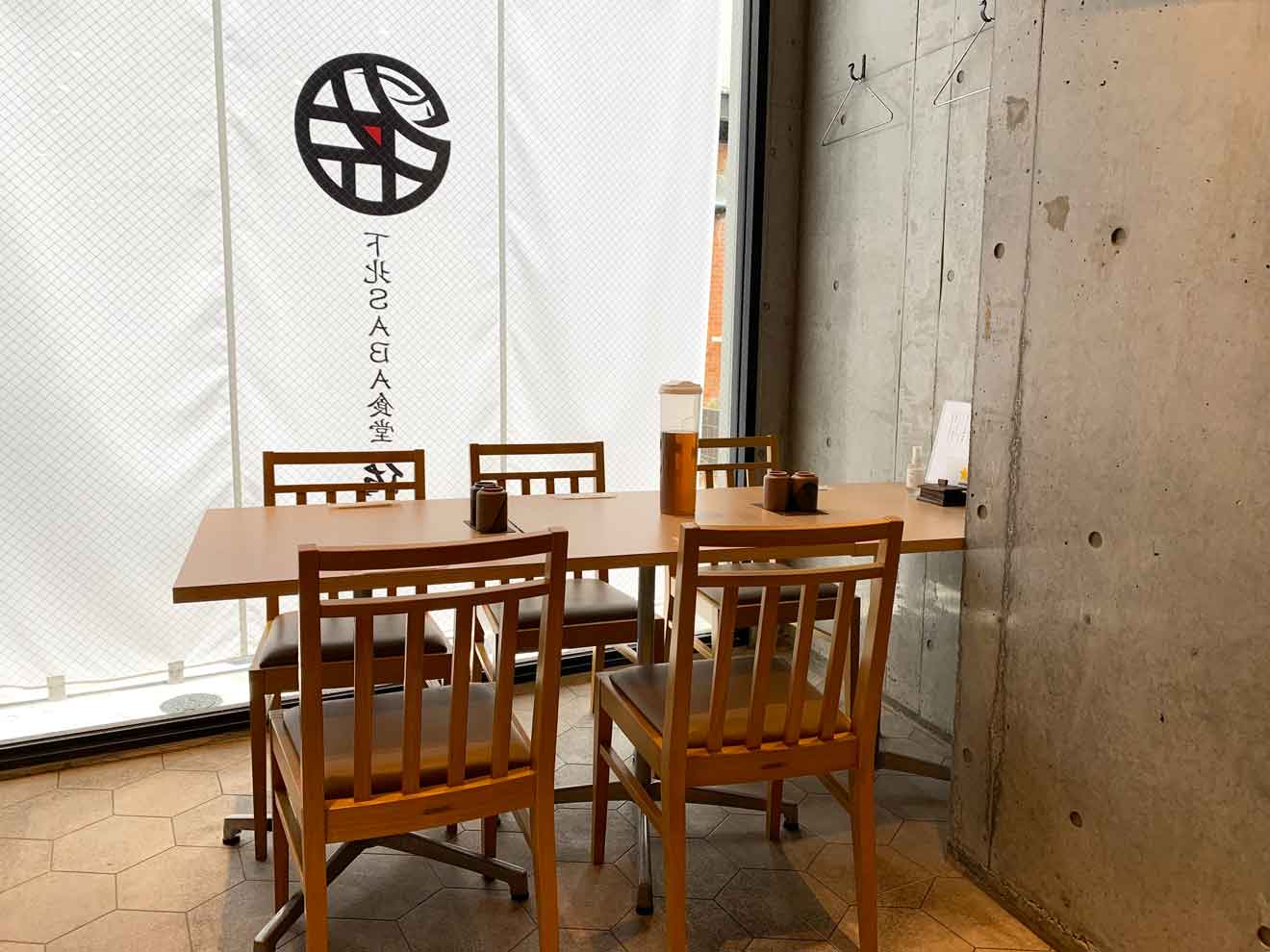 「下北SABA食堂 佐助」の店内