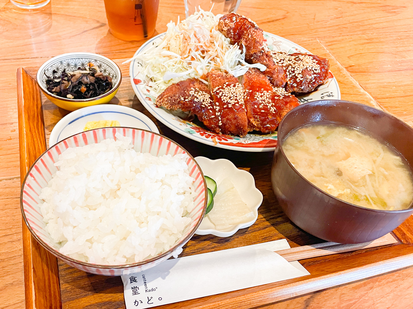 「食堂かど。」のチリソースで食べるチキンカツ