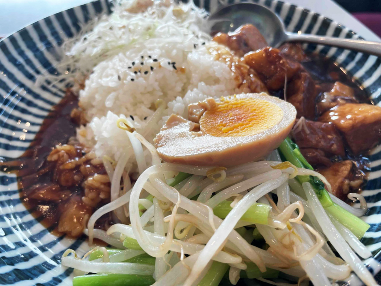 「陳家菜房」の台湾醤油角煮丼