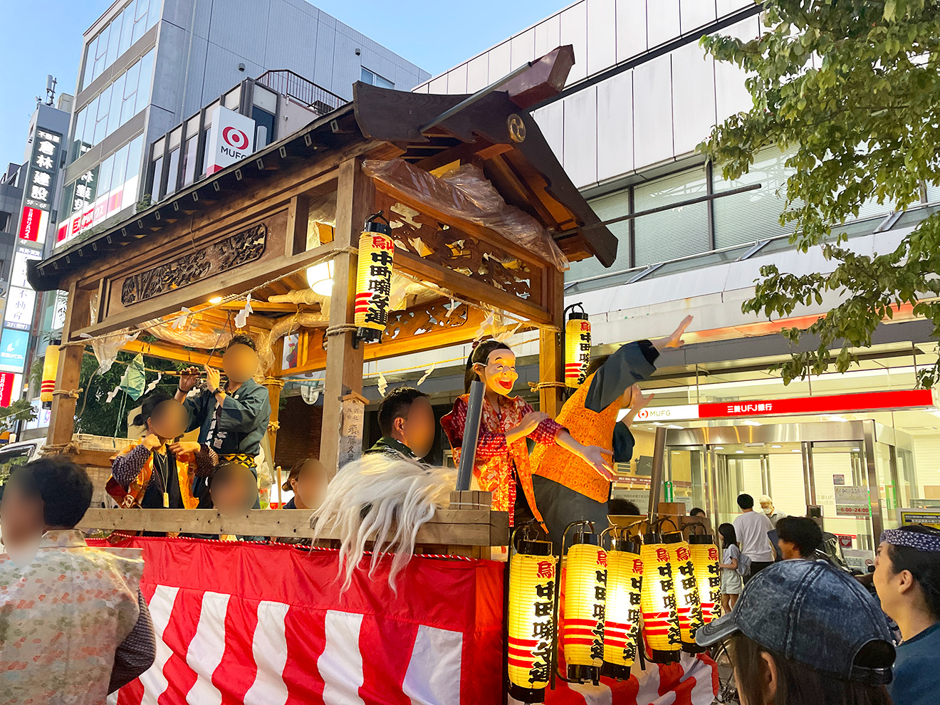 烏山神社例大祭の囃子神輿の様子