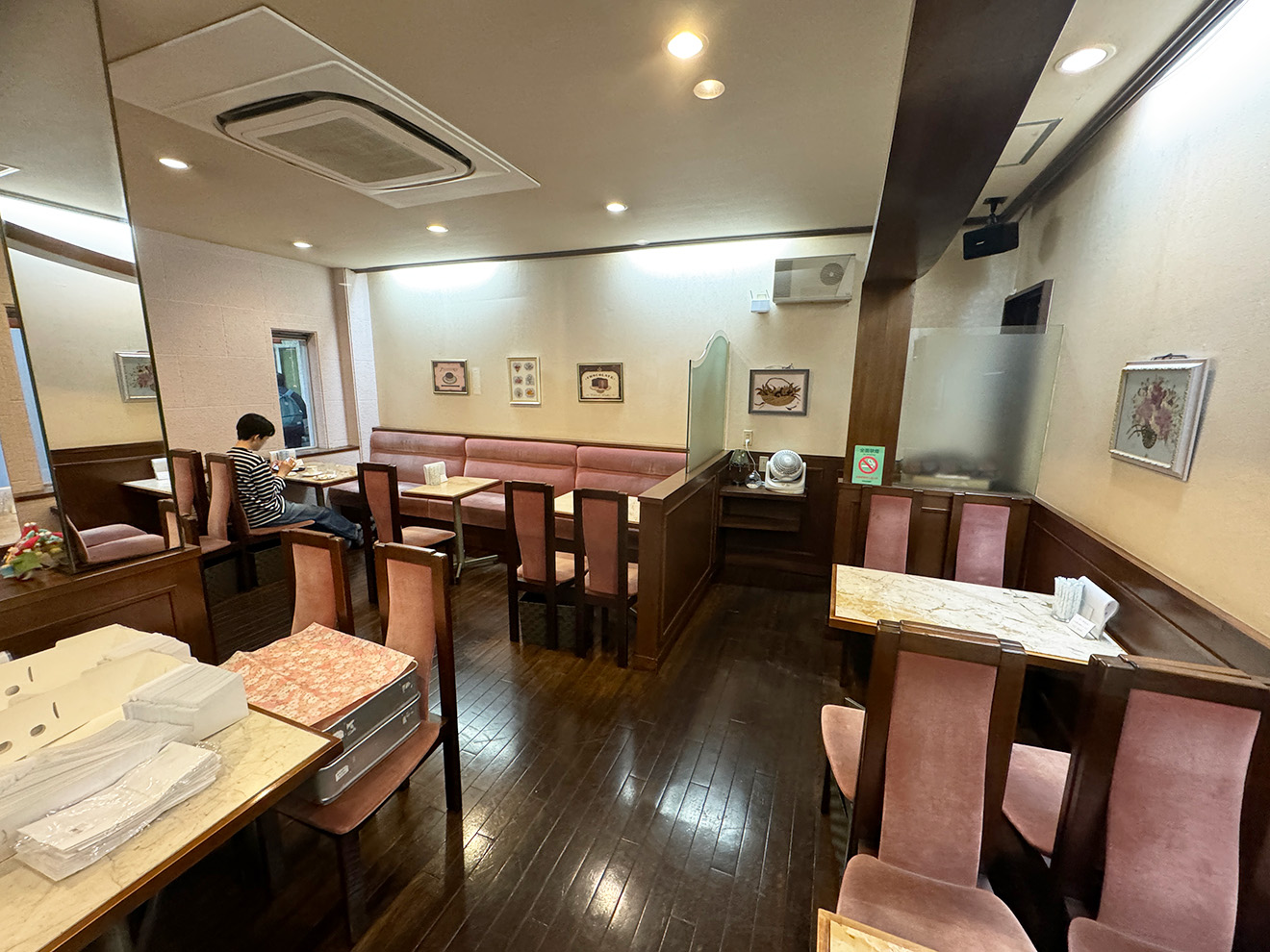 「アリマ洋菓子店」の喫茶スペース