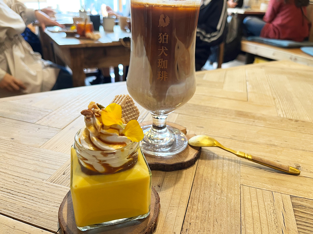 「狛犬珈琲」のかぼちゃプリンとカフェラテ