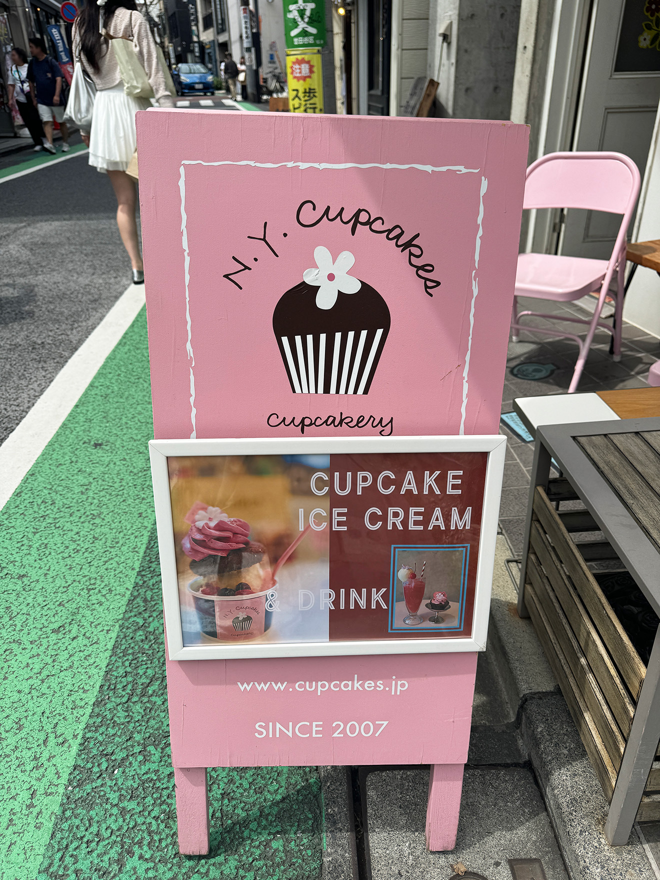 「ニューヨークカップケーキ」の看板