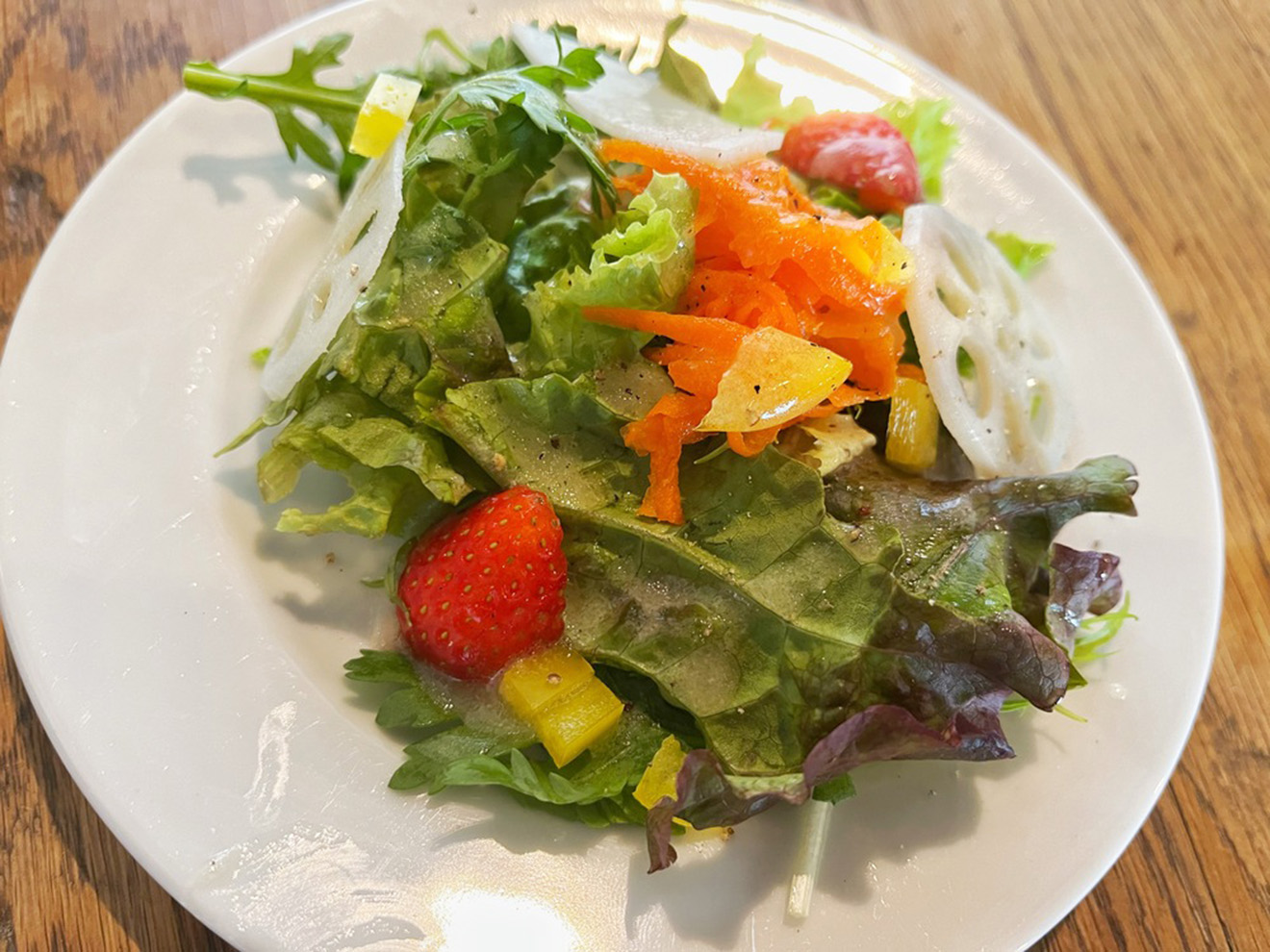 「マホラ食堂」のサラダ