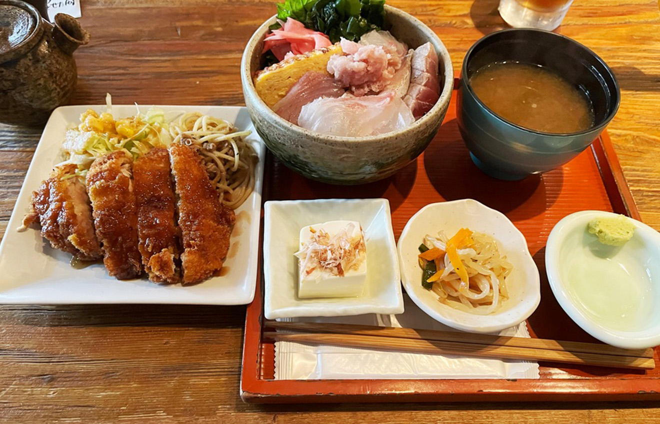 「へちもんや」の海鮮丼とチキンカツ