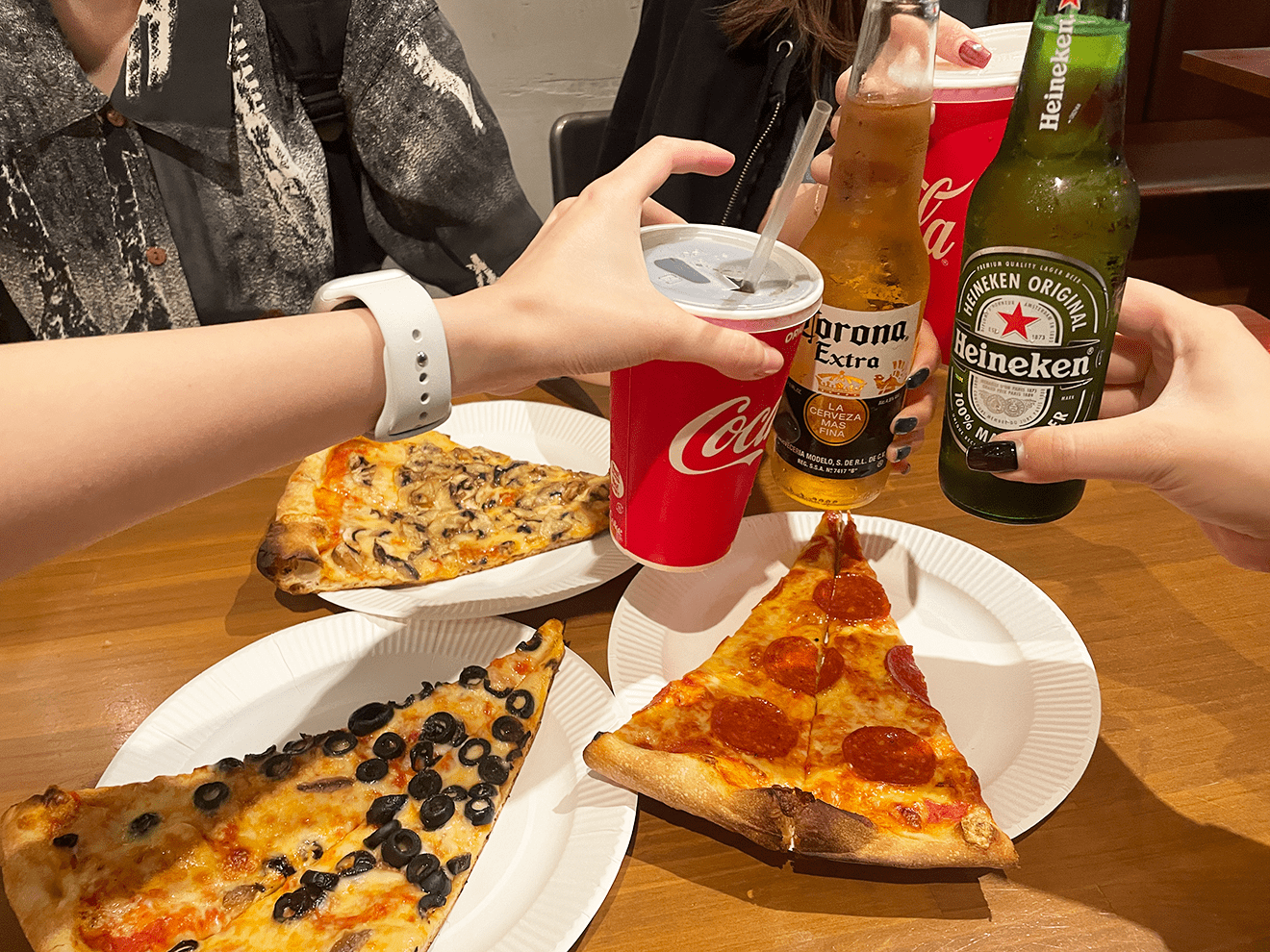 「THE PIZZA 下北沢」のピザとドリンク