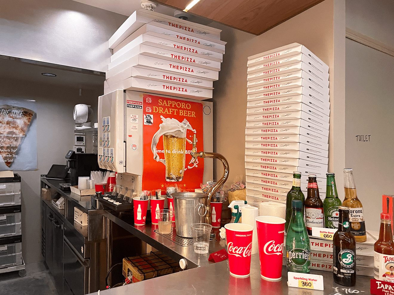 「THE PIZZA 下北沢」のカウンター内