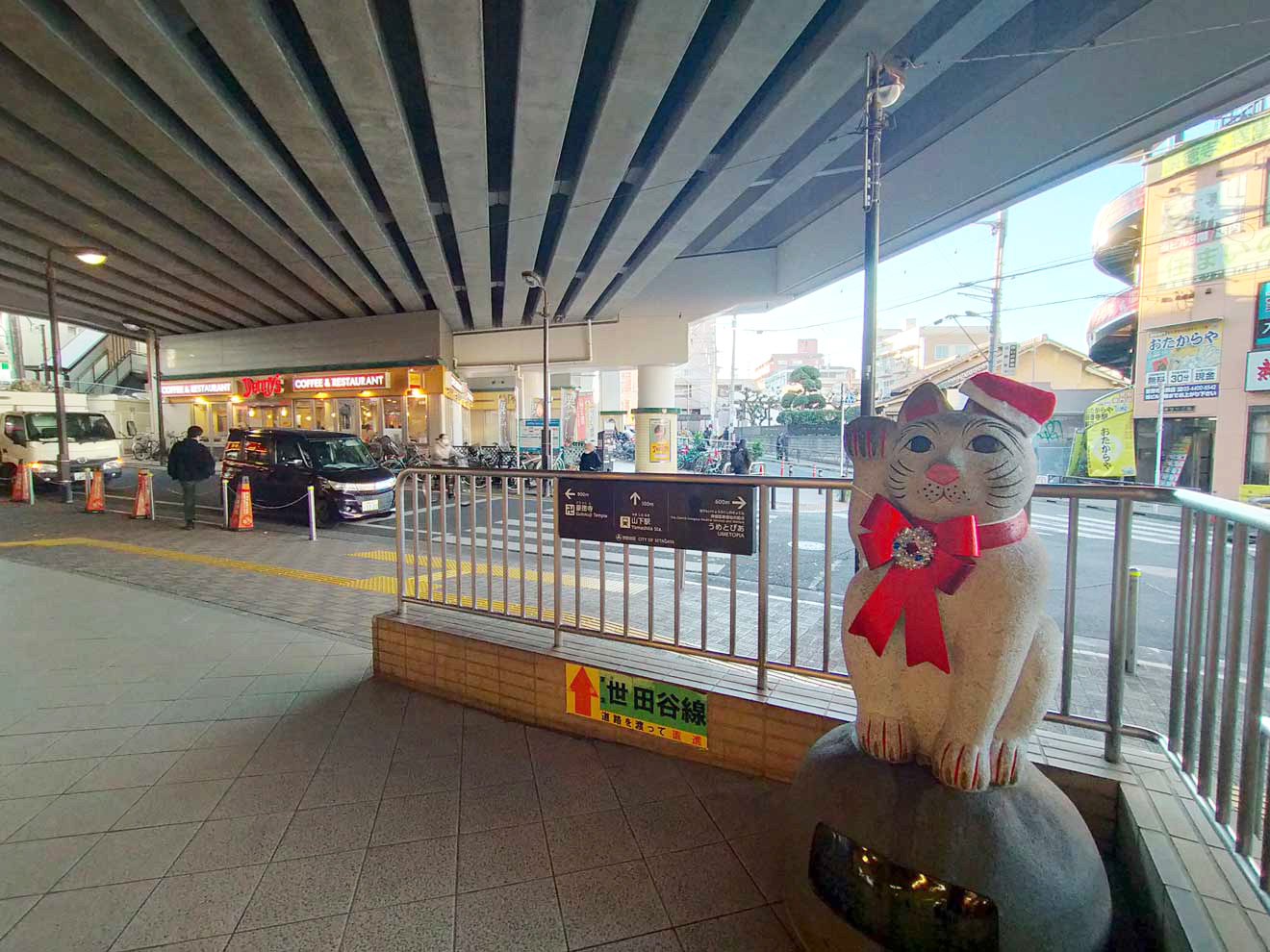 豪徳寺駅前の招き猫