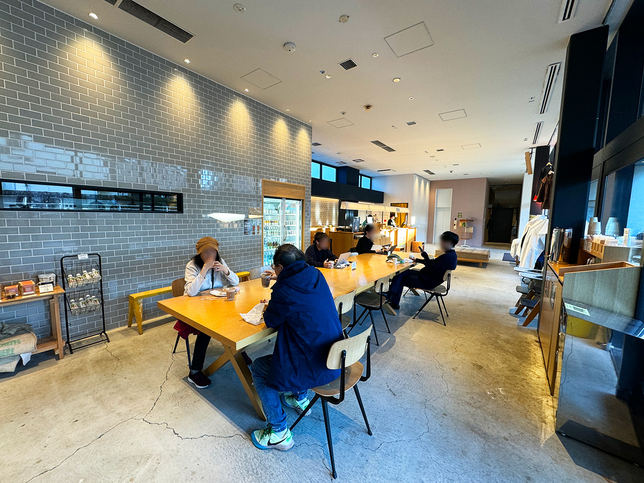 「SIDEWALK COFFEE ROASTERS」店内1