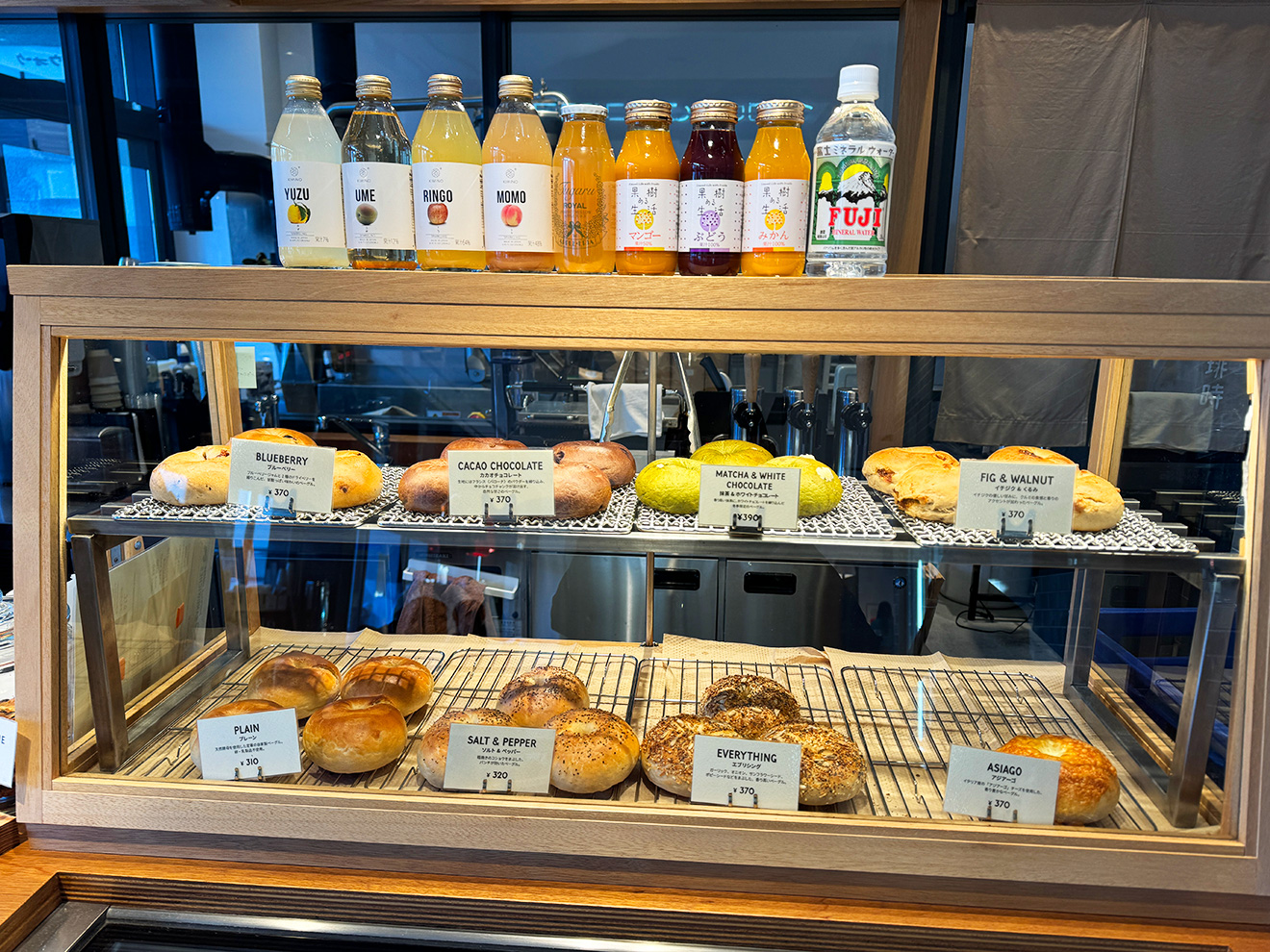 「SIDEWALK COFFEE ROASTERS」ショーケース1