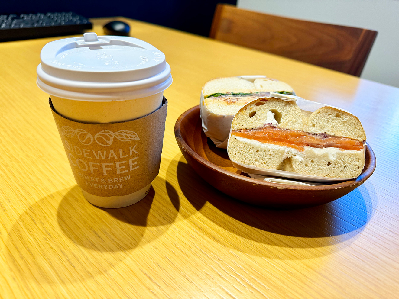 「SIDEWALK COFFEE ROASTERS」モカ、ベーグルサンド