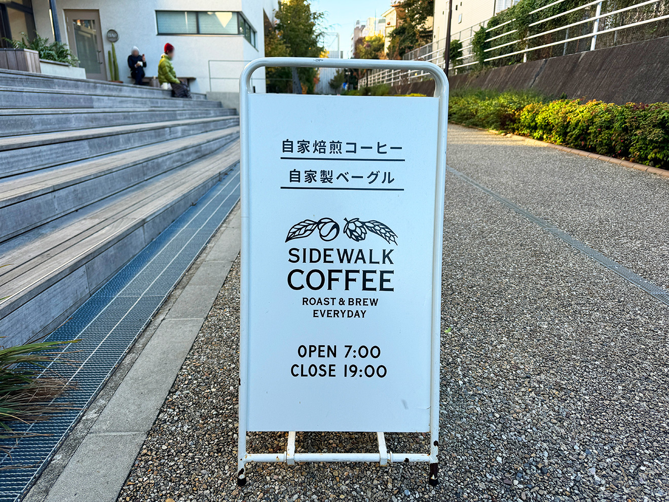 「SIDEWALK COFFEE ROASTERS」店頭看板