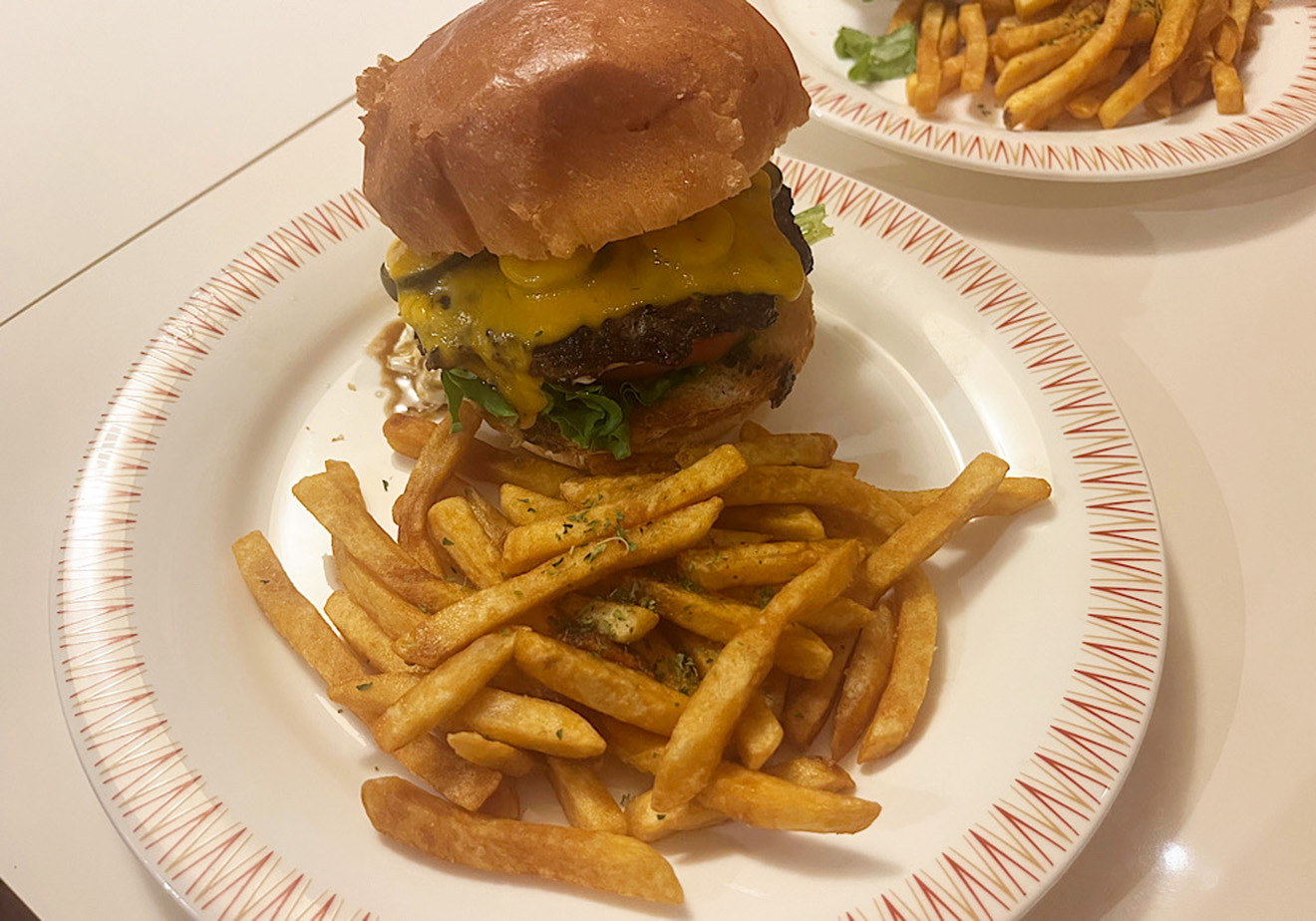 「THE FEEL STEAKS ＆ BURGERS」のハラペーニョチーズバーガー