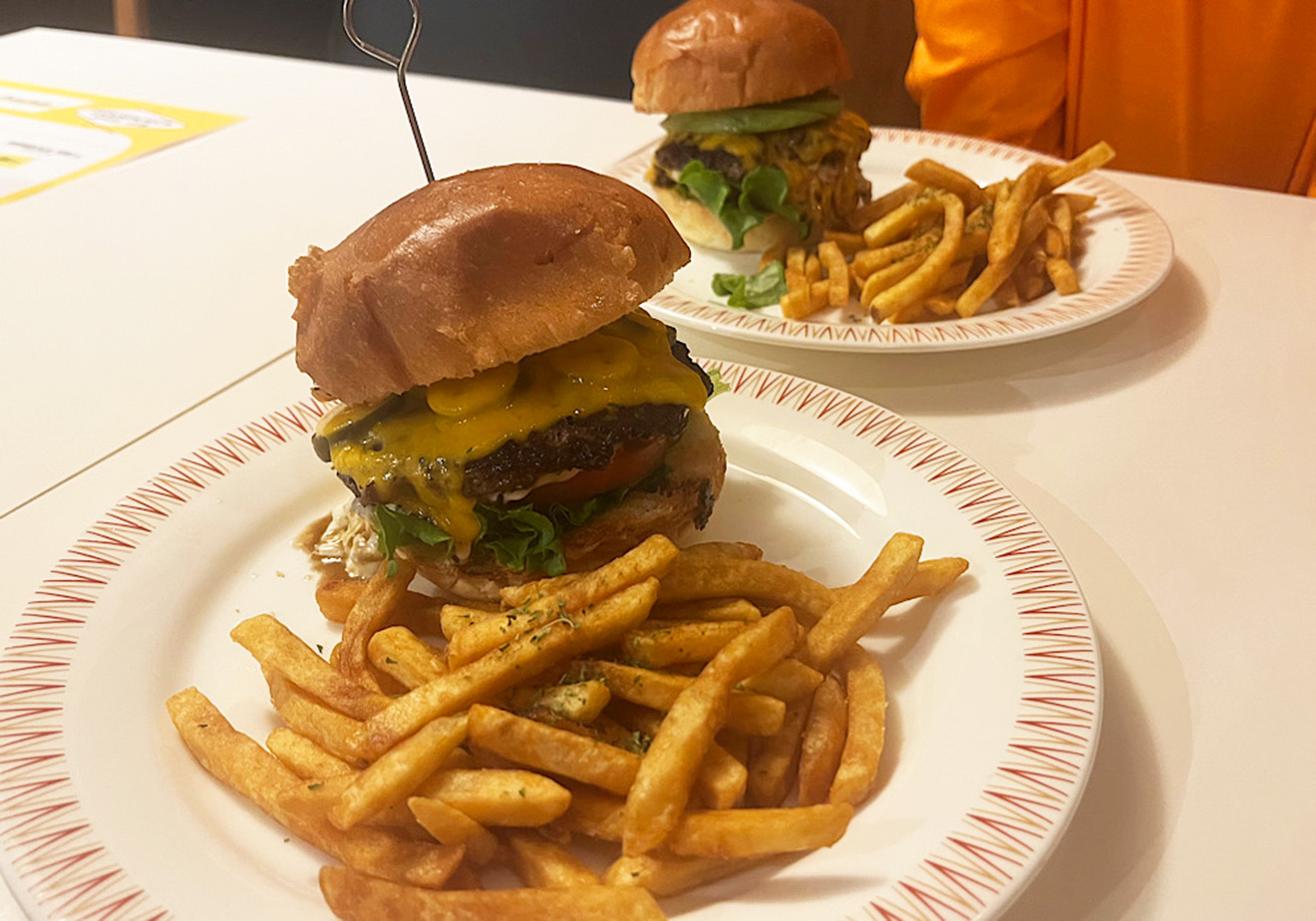 「THE FEEL STEAKS ＆ BURGERS」のアボカドチーズバーガーとハラペーニョチーズバーガー