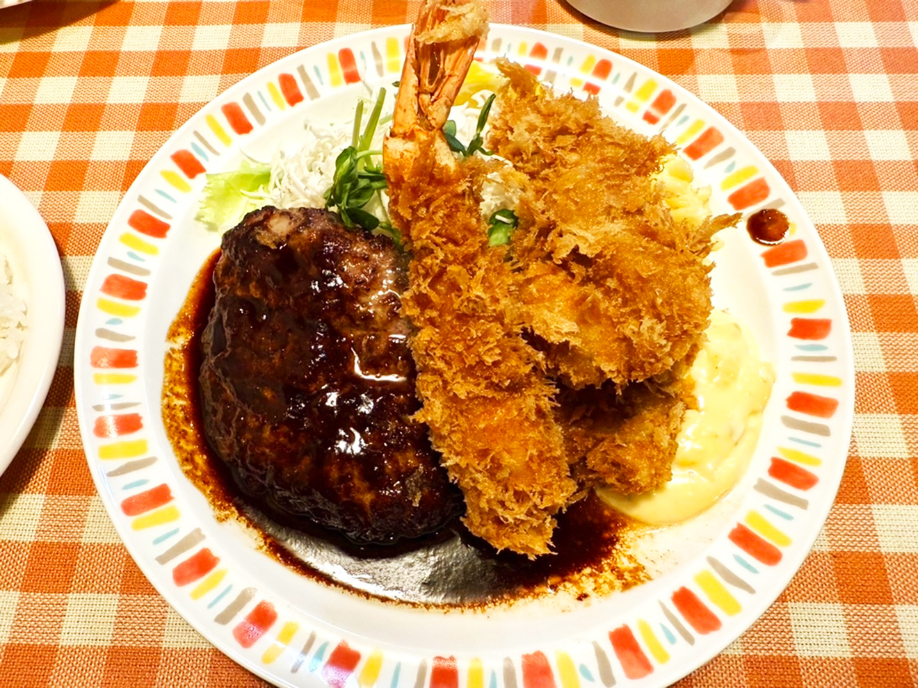 「レストラン デリス」ハンバーグ（デミグラス） エビフライ（1尾）とチキンカツ（2枚）