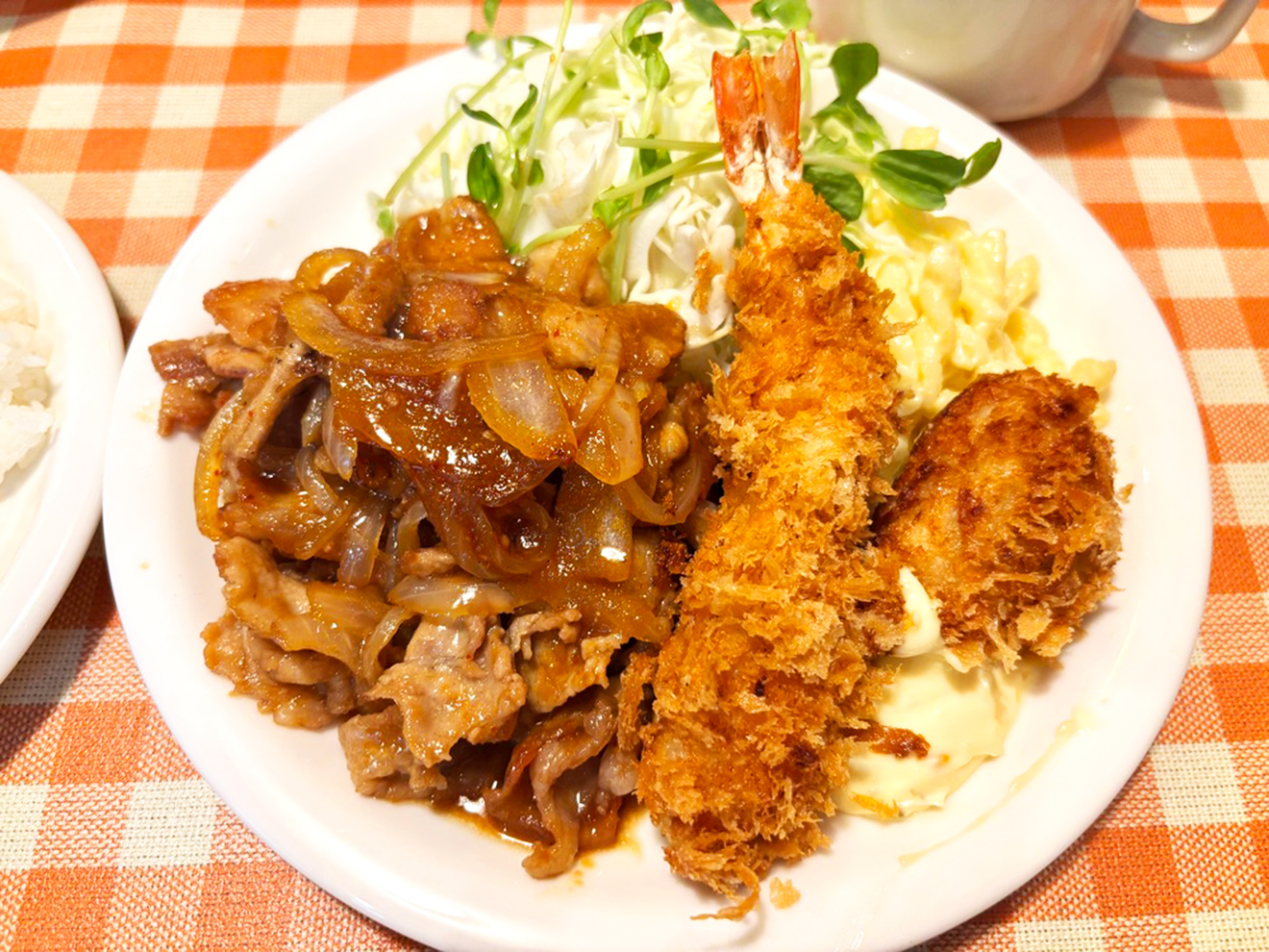 「レストラン デリス」海老・帆立フライ 豚バラの焼肉