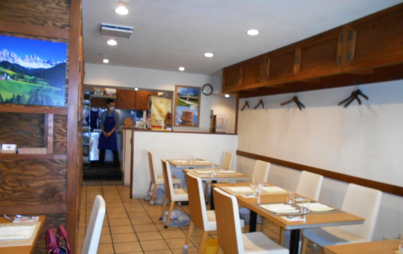 「三輪亭」の店内