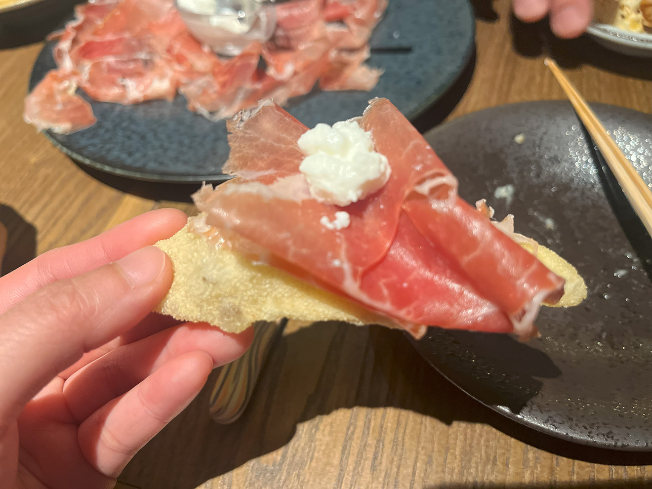 「炭火焼き離島酒場ウタとルリ」の生ハム