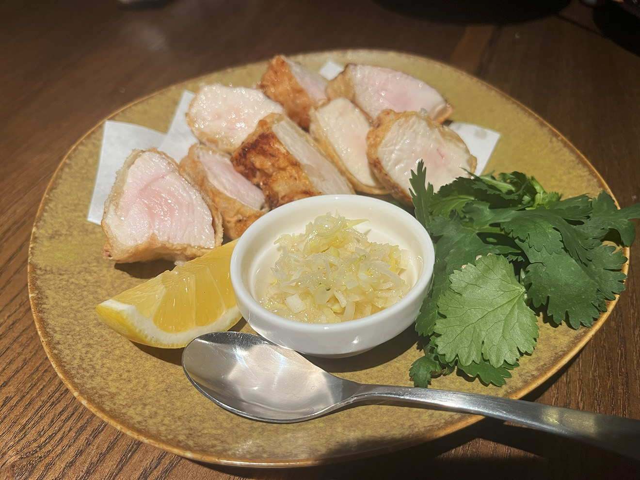 「炭火焼き離島酒場ウタとルリ」の胸肉の唐揚げ