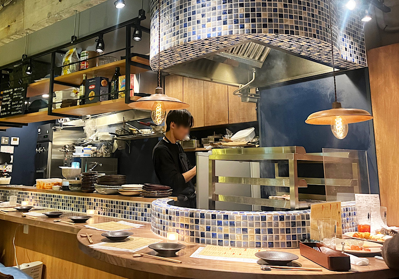 「炭火焼き離島酒場ウタとルリ」の店内
