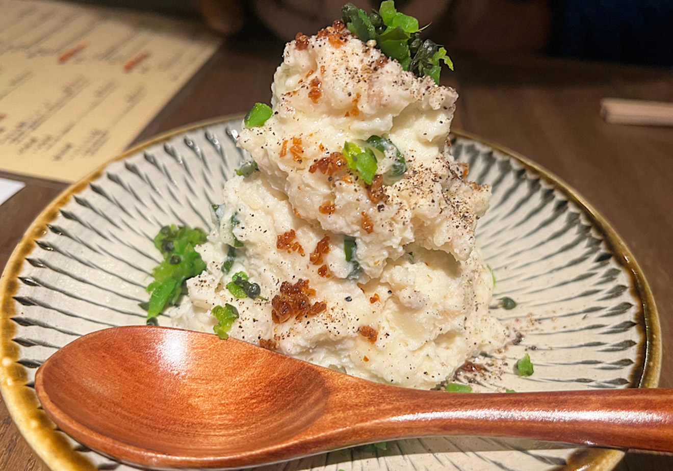 「炭火焼き離島酒場ウタとルリ」のポテトサラダ