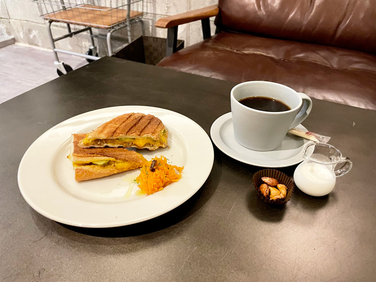 「地下の燻製工房 スモークワークス」のホットサンドとコーヒー