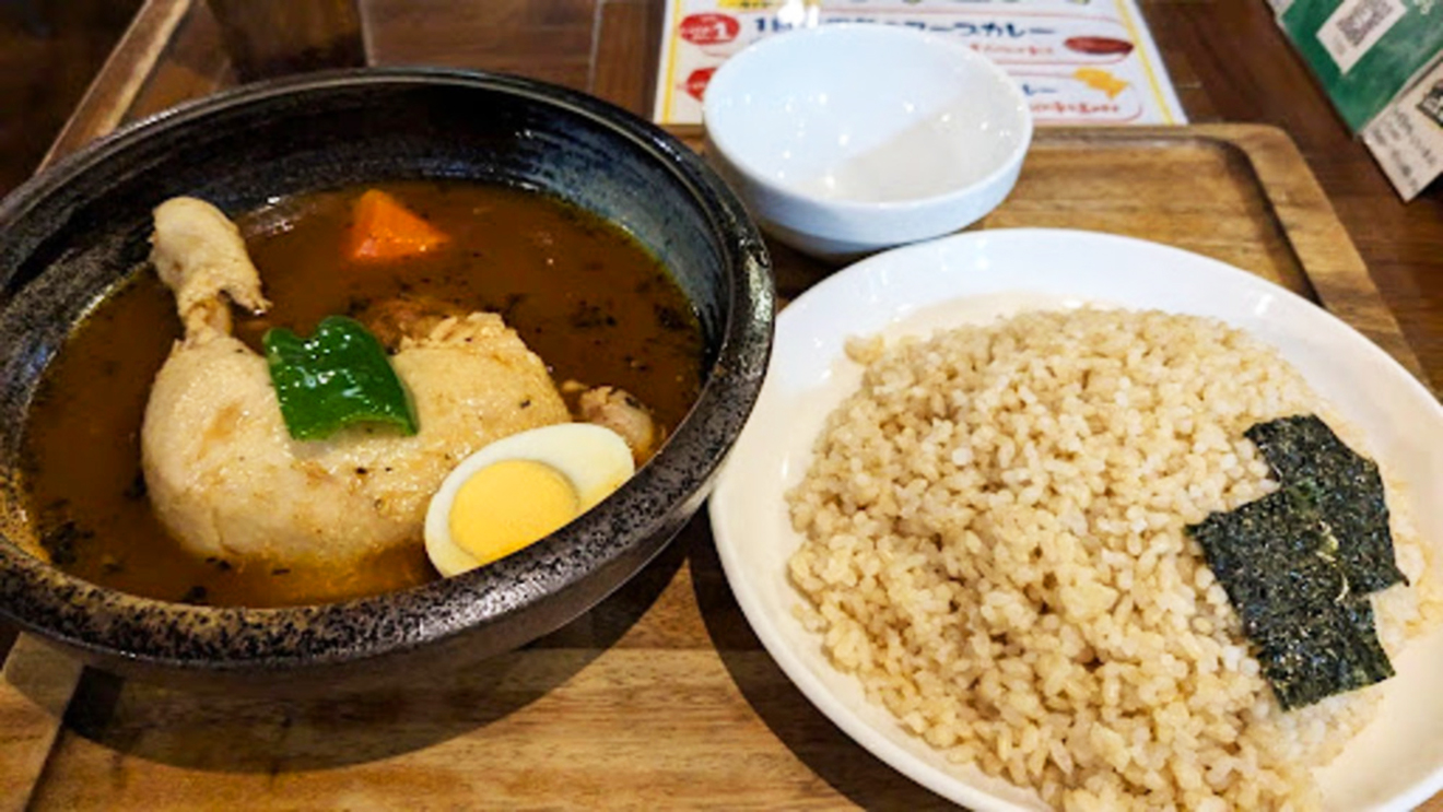 「カレー食堂 心 下北沢店」骨付きチキンのスープカレー