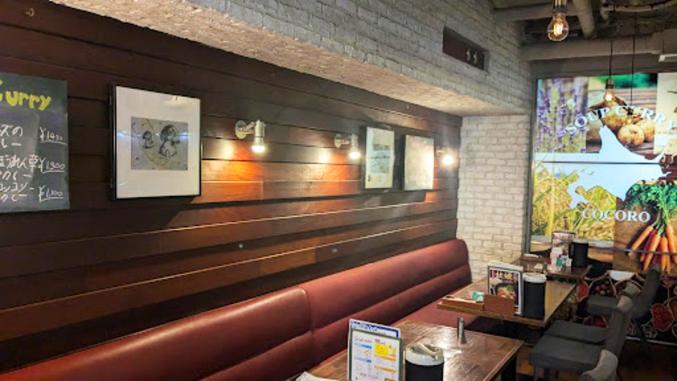 「カレー食堂 心 下北沢店」ソファ席