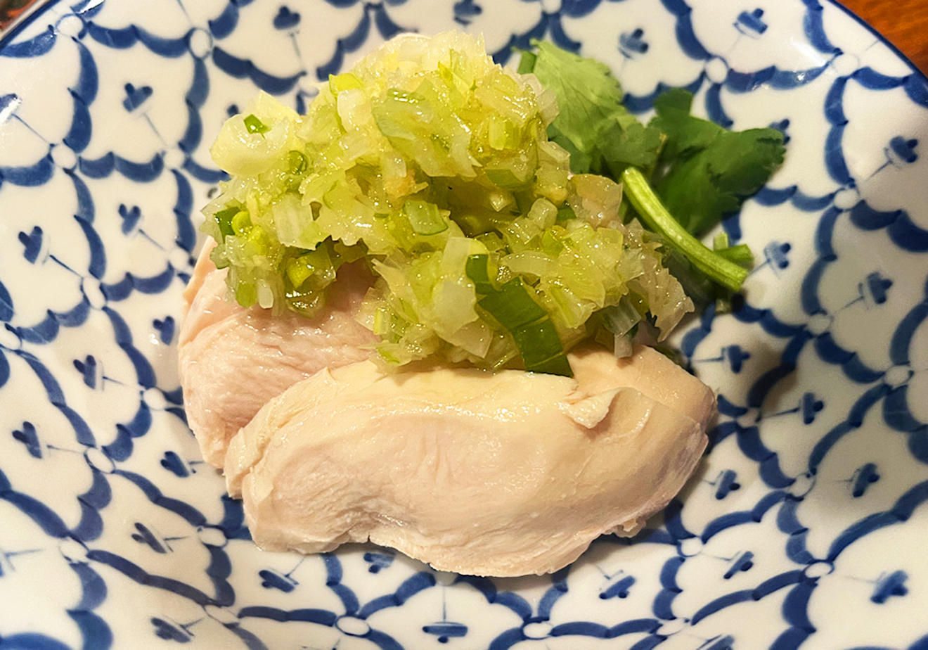 「三茶 ジャッキー小籠包」蒸し鶏のネギまみれ