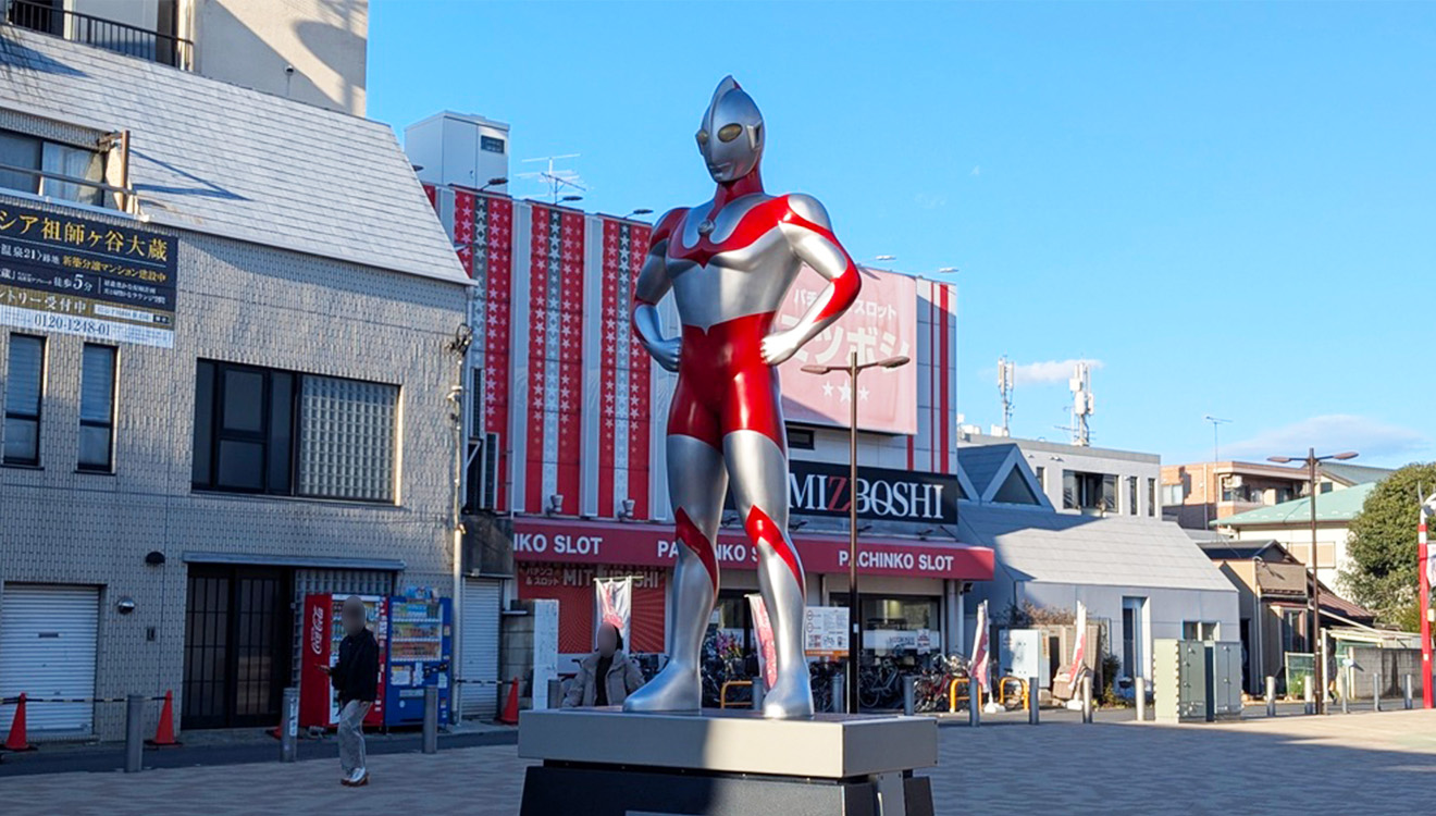 「R Baker mini 祖師ヶ谷大蔵店」ウルトラマン像