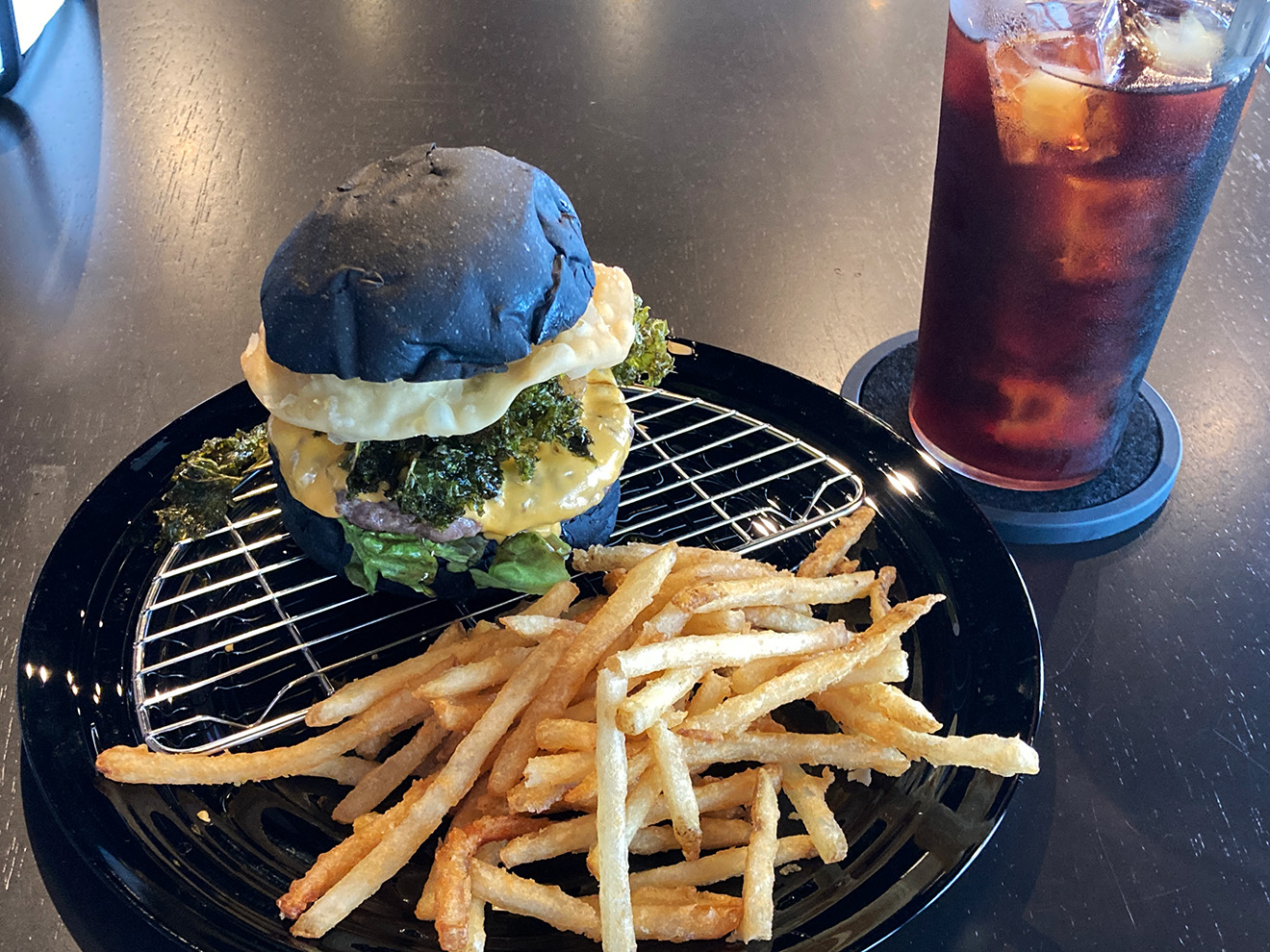 「BONNIE＆FRIED」のチーズバーガー