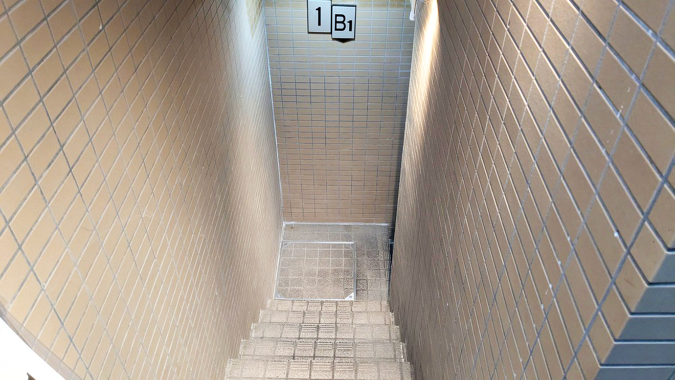 「Lani cafe＆bar」地下への階段