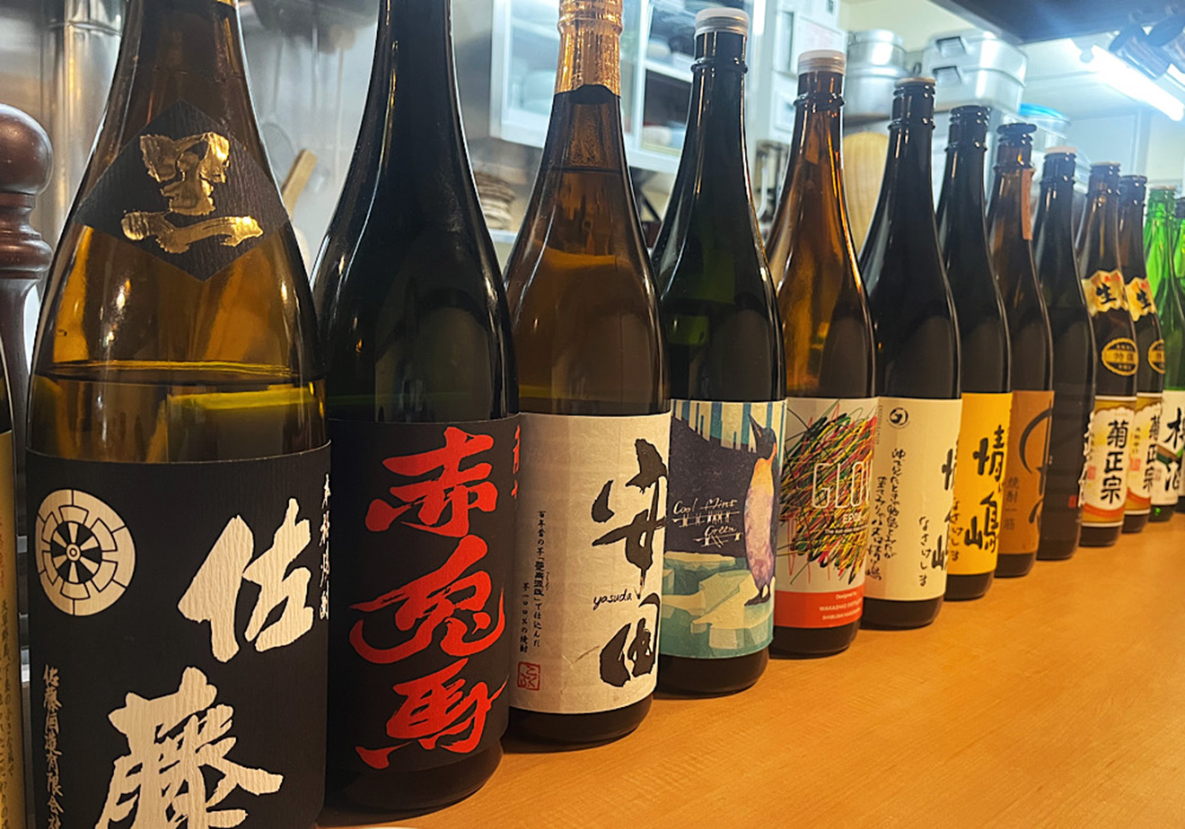 「手打蕎麦 里り」のカウンターに並ぶお酒