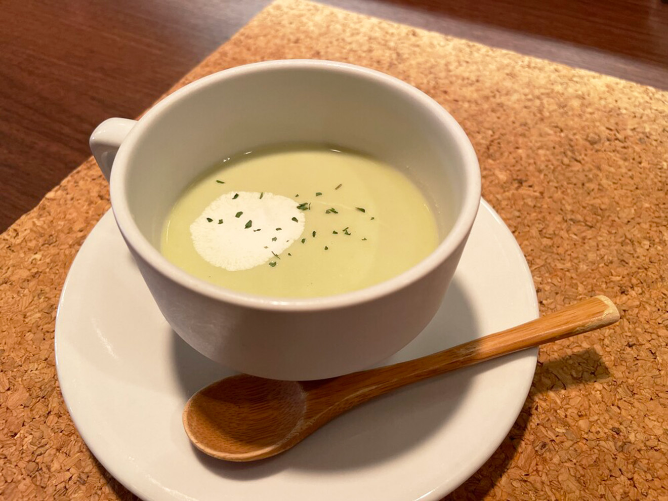 「ラ・ボワット・アン・ボワ」のそら豆の冷製スープ