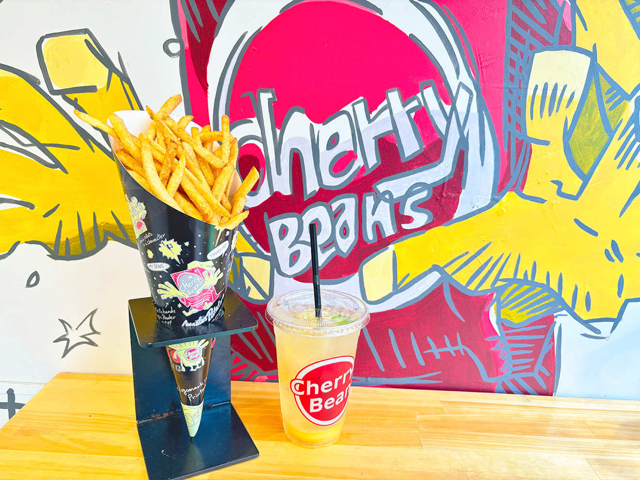 「CHERRY BEANS POTATO Shimokitazawa」のポテトとレモネード