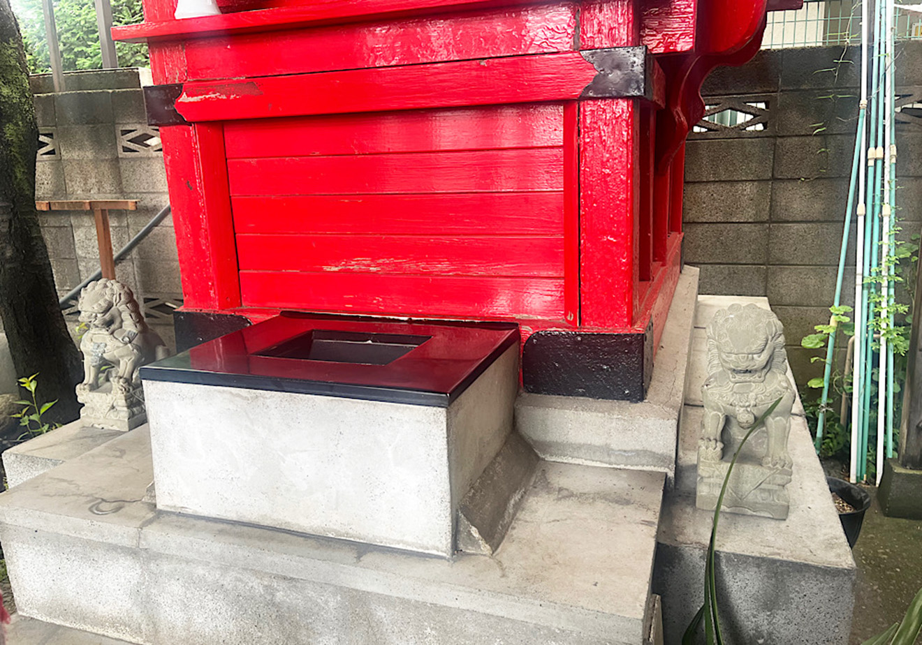 「伊勢丸稲荷大明神」のお賽銭箱