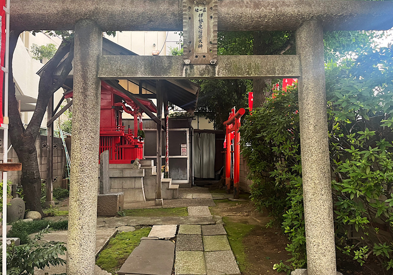 「伊勢丸稲荷大明神」の鳥居