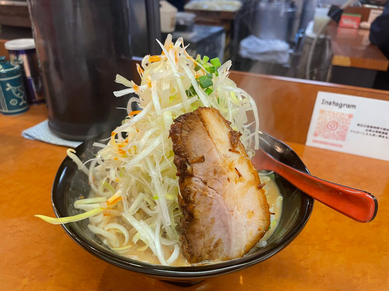 「東京味噌らーめん 萬馬軒 花橙」のネギ味噌らーめん