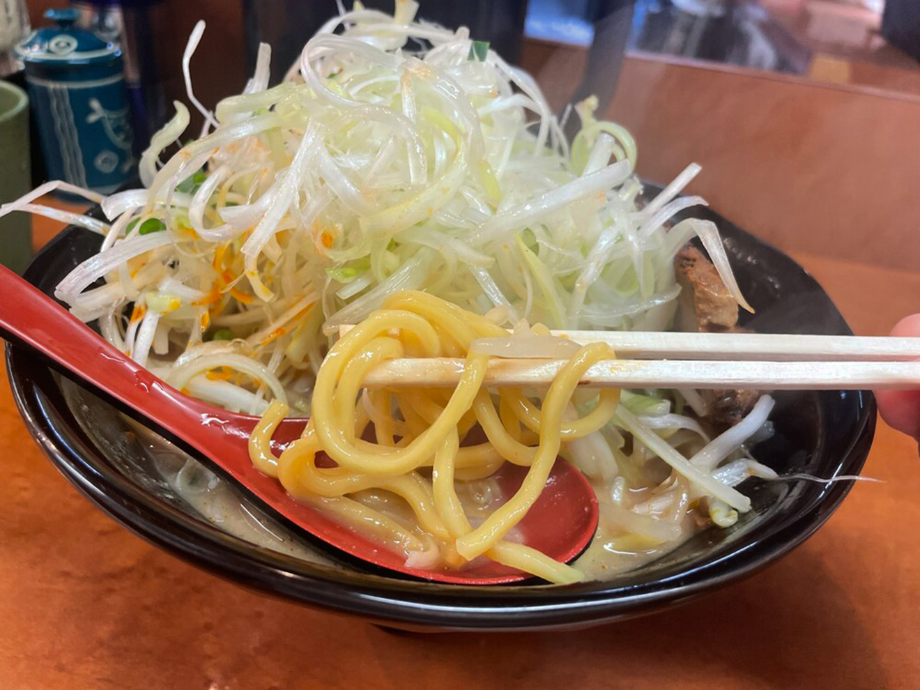 「東京味噌らーめん 萬馬軒 花橙」のネギ味噌らーめん