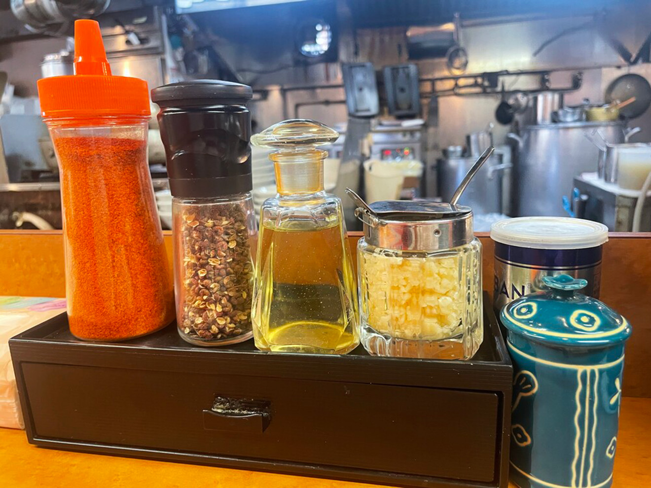 「東京味噌らーめん 萬馬軒 花橙」の卓上調味料