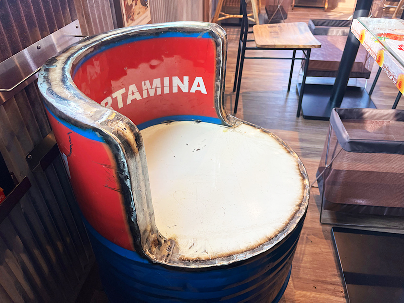 「⁡タイ屋台 999 三軒茶屋店」ドラム缶型の椅子