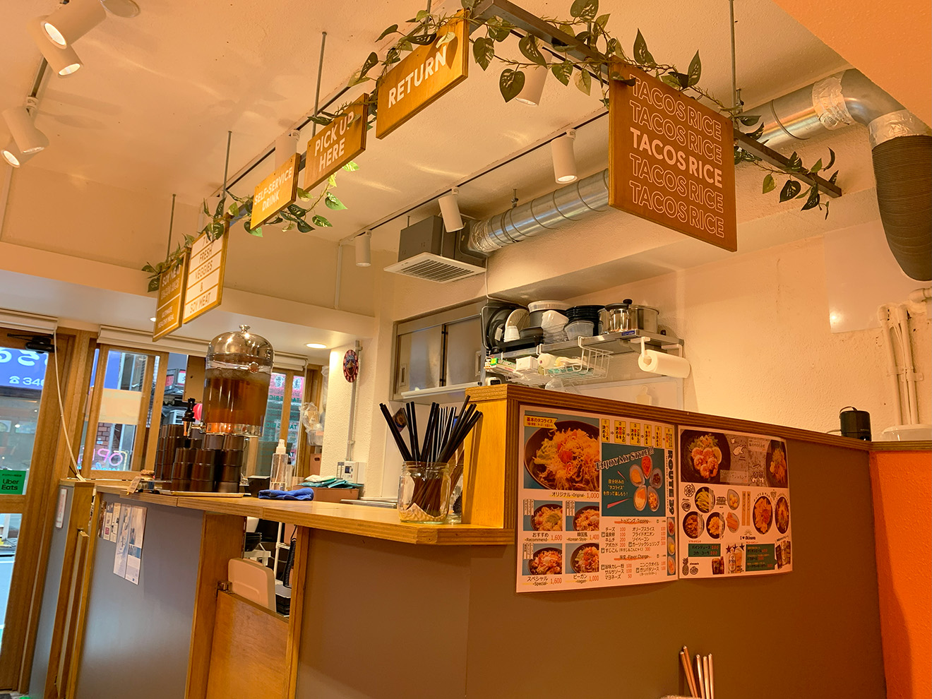 「下北沢タコライス ROUTE39 」の店内