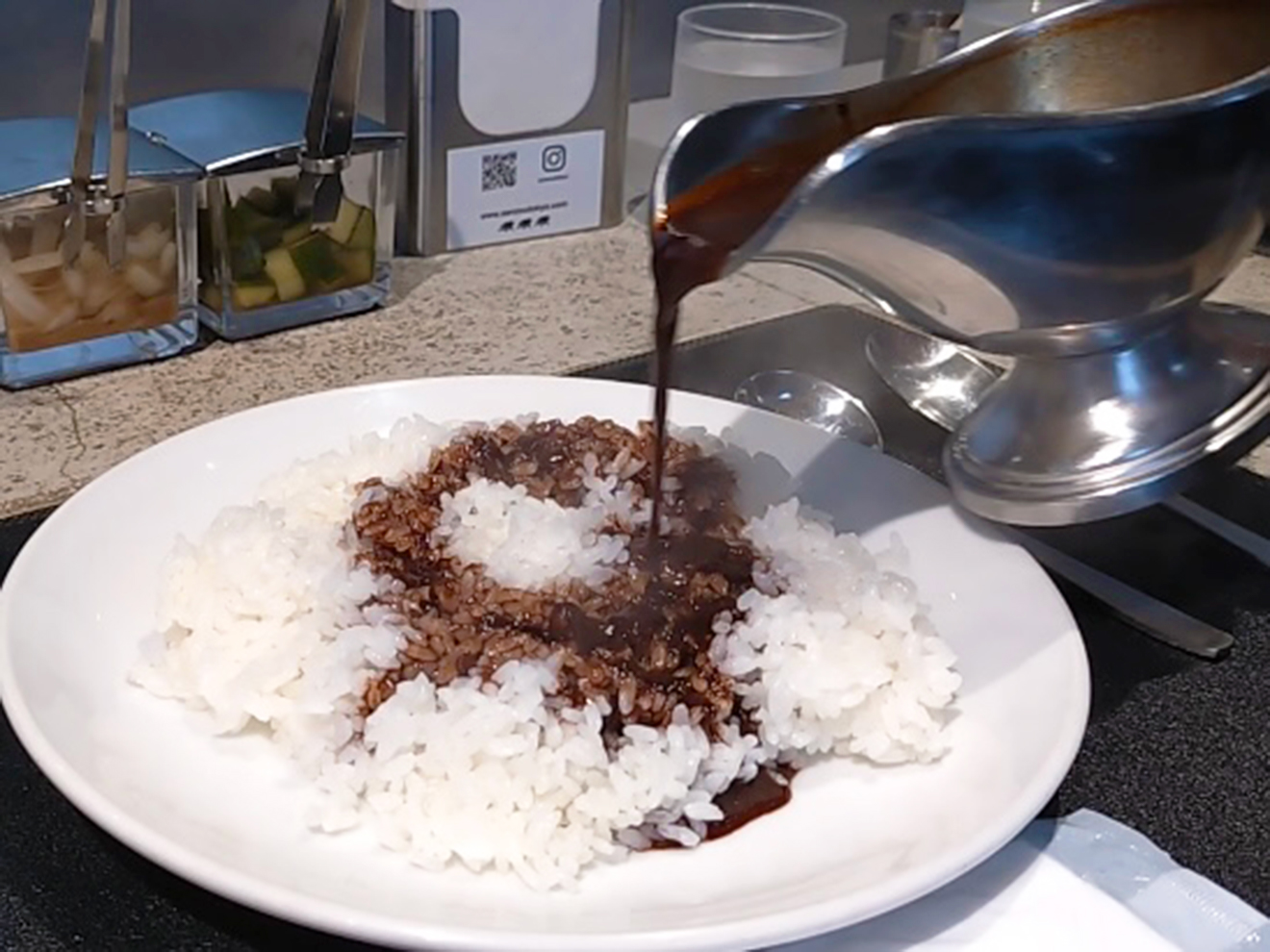 「SANZOU TOKYO」グレイビーボートから注ぐ