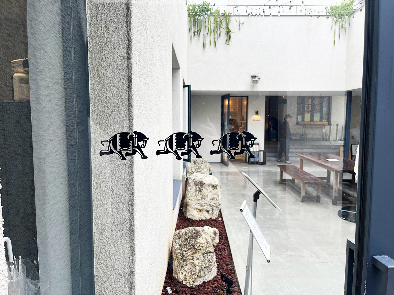 「SANZOU TOKYO」ドアのゾウ