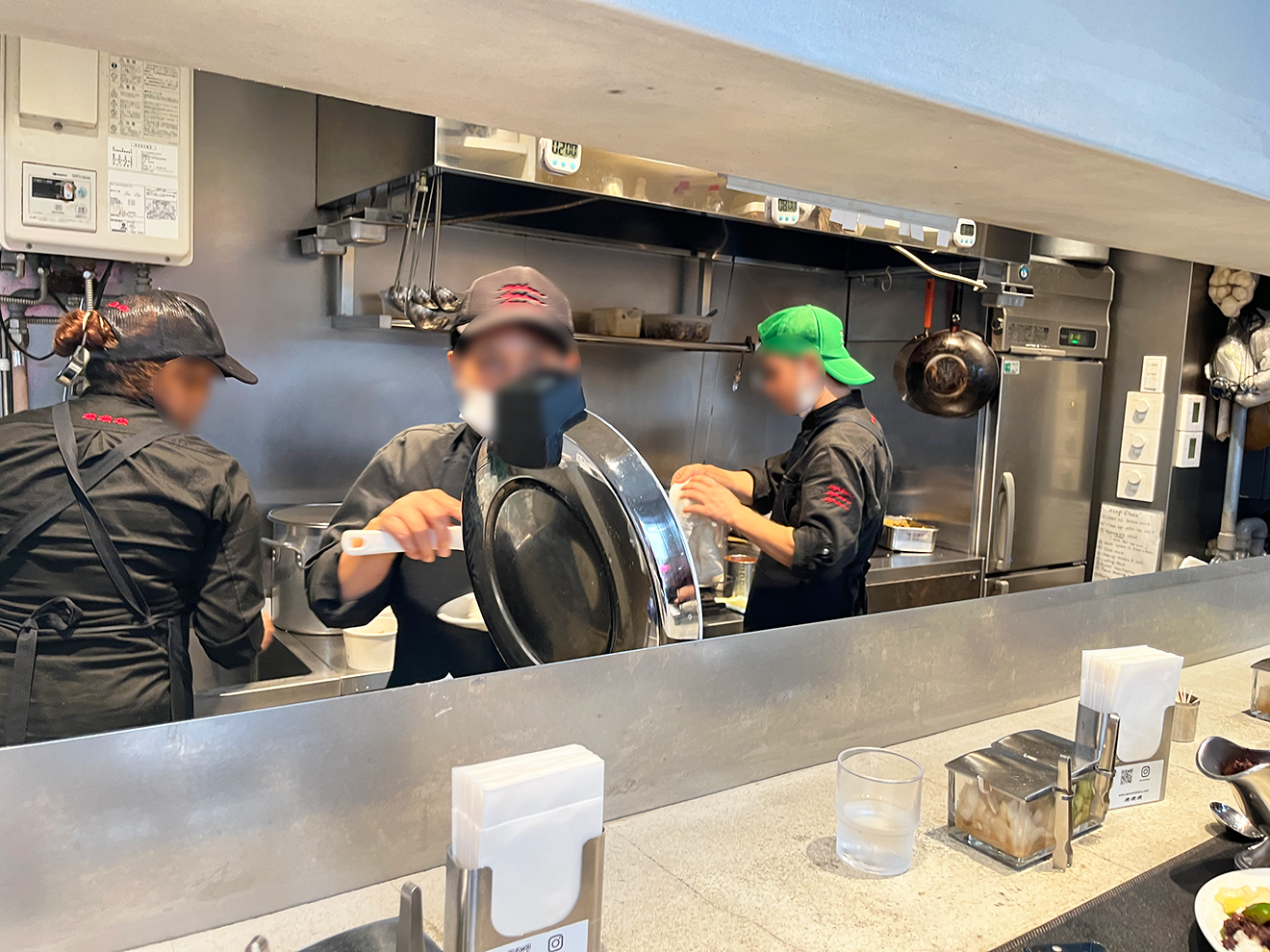 「SANZOU TOKYO」カウンターから見る厨房