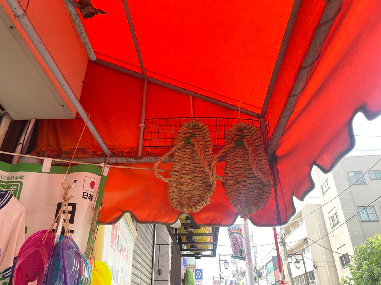 「玉川屋履物店」の大きな草履