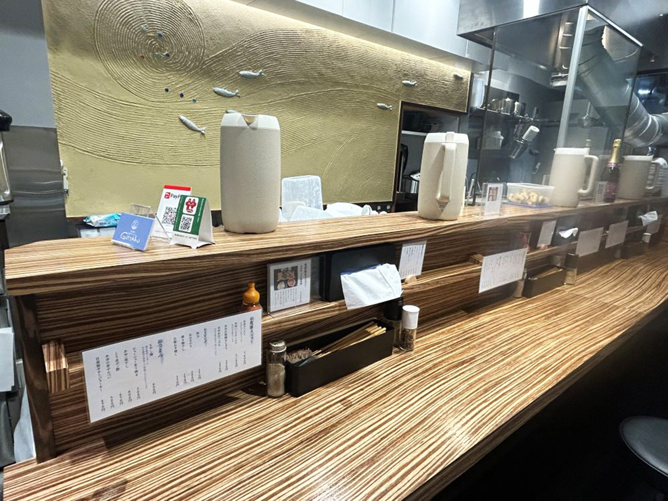 「炭火焼きあゆラーメン Gottaku」のカウンター