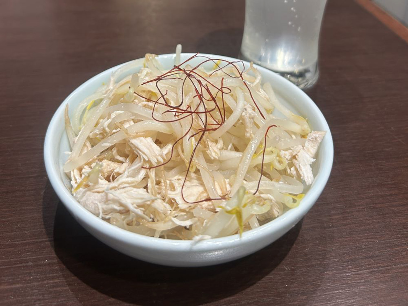「炭火焼きあゆラーメン Gottaku」のもやし鶏