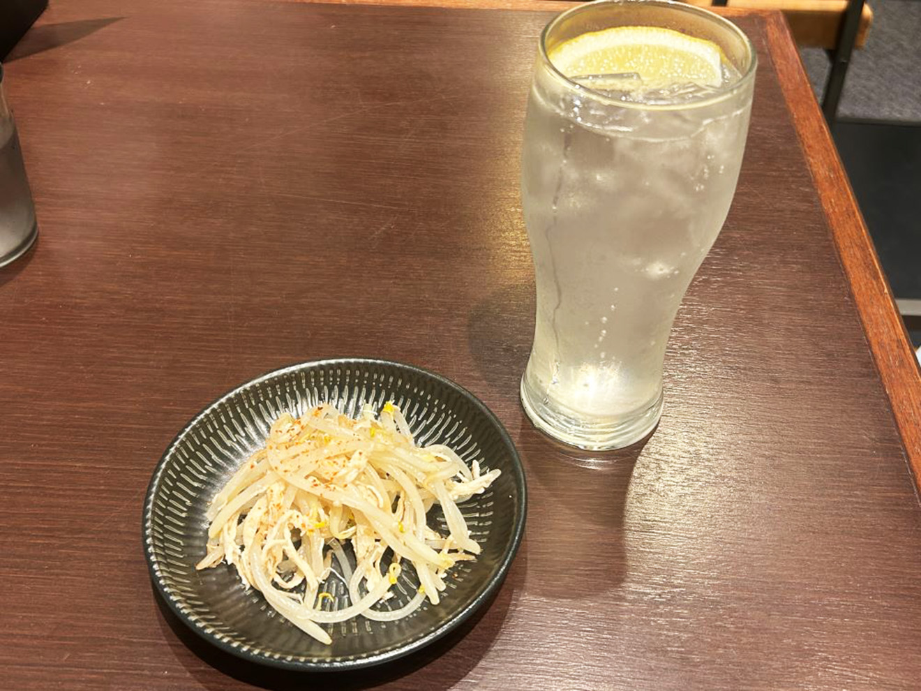 「炭火焼きあゆラーメン Gottaku」のもやし鶏とレモンサワー