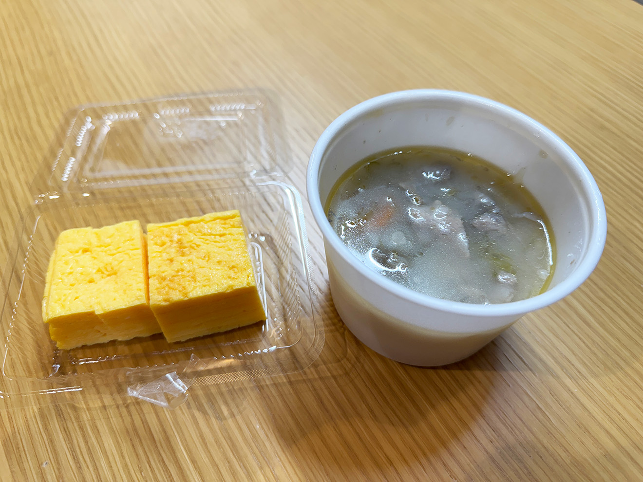 「おにぎり大吾郎」の豚汁と卵焼き